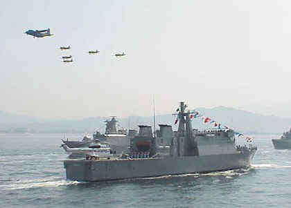 The squadron and destroyer salute the Veracruz with precision timing