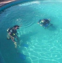PADI instructor 1-on-1 with Discover Scuba student